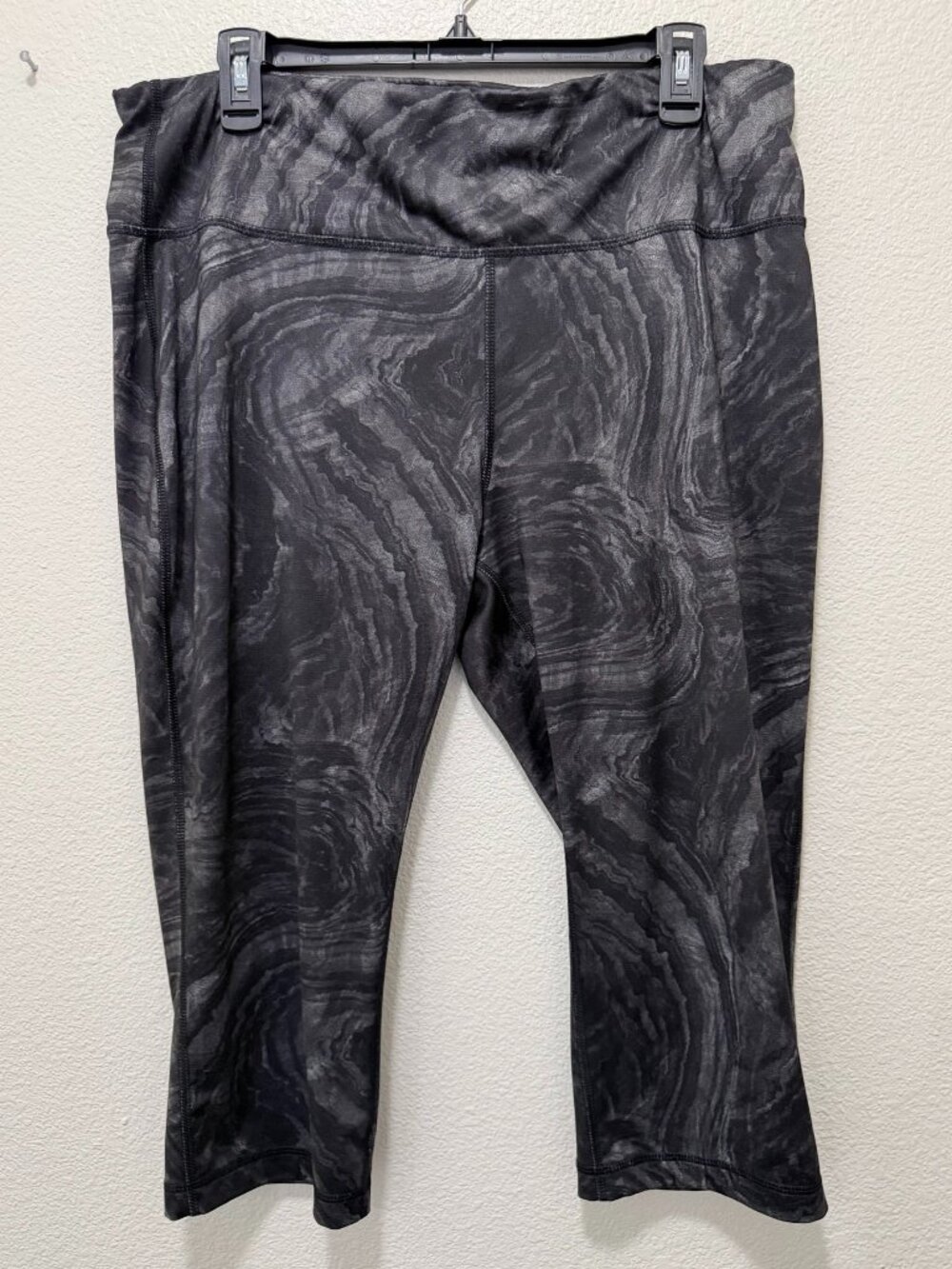 Avia black and white marble print capri leggings, size XL 14-16